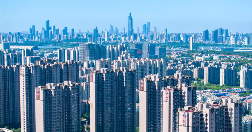Colapsul fulminant al fostului lider economic chinez: Evergrande, titanul imobiliar, a dispărut de pe piața bursieră. 1 prabusire totala pentru fostul varf de lance al economiei chinei gigantul imobiliar evergrade a fost delistat de la bursa de valori 68ad3ab04d38b