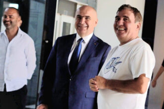 premierul bolojan in vizita surpriza la academia hagi si baza sportiva farul 689f62f71f0f9