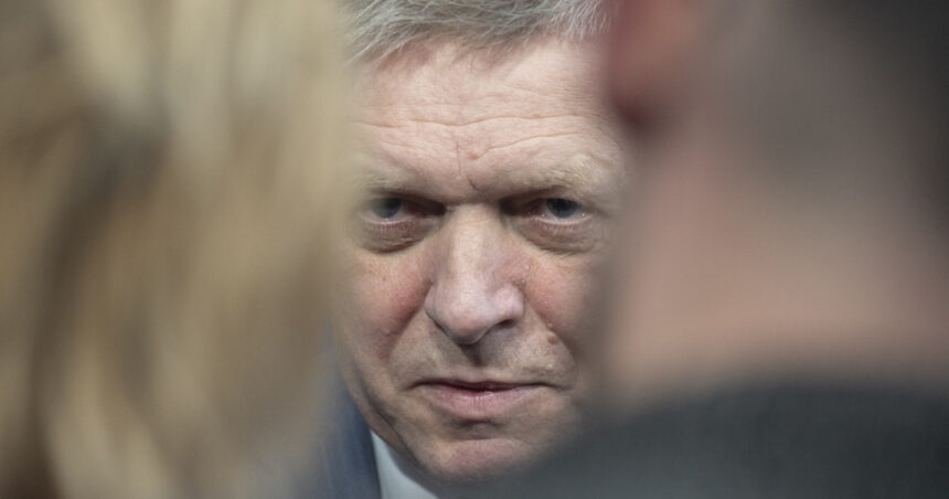 Robert Fico, în centrul controversei la Bratislava pentru lipsa de suport acordat conaționalilor agresați în Serbia 1 premierul robert fico tinta criticilor opozitiei de la bratislava pentru ca nu a ajutat un grup de slovaci atacati in serbia 68a18490cb6c2
