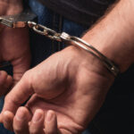 Cadru didactic din Bihor, arestat după abuzul asupra unei eleve de 14 ani. Acesta avea antecedente penale pentru pornografie infantilă. 2 profesor din bihor retinut dupa ce a violat o eleva de 14 ani barbatul fusese anterior condamnat pentru pornografie infantila 68a6fed4dbe11