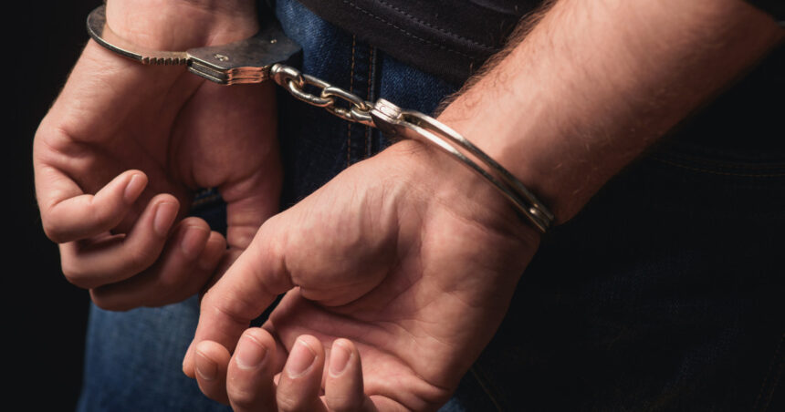 Cadru didactic din Bihor, arestat după abuzul asupra unei eleve de 14 ani. Acesta avea antecedente penale pentru pornografie infantilă. 1 profesor din bihor retinut dupa ce a violat o eleva de 14 ani barbatul fusese anterior condamnat pentru pornografie infantila 68a6fed4dbe11