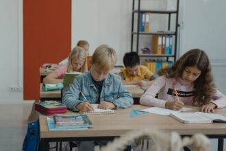 profesorii si elevii vor fi sanctionati pentru xenofobie rasism sau antisemitism conform unui nou cod de conduita in scoli pus in dezbatere publica de mec 6895a85c4665b