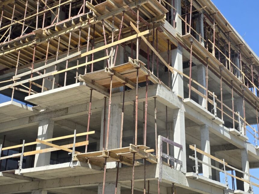 Constructorii neautorizați ar putea fi taxați suplimentar pentru abaterile lor! 1 proprietarii care construiesc fara autorizatie ar putea fi obligati sa plateasca taxe in plus 68acd9df358bd