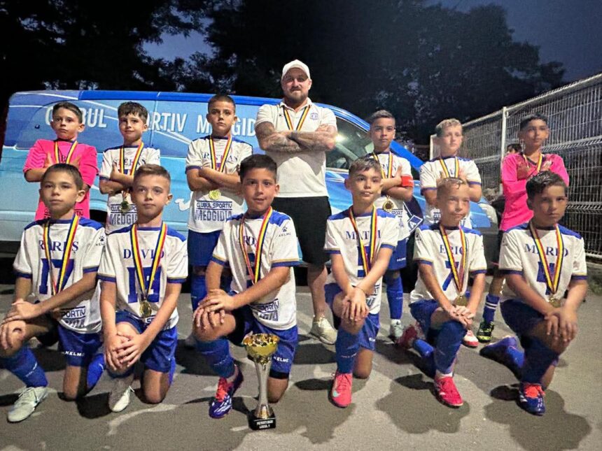 Tinerii de la CS Medgidia au triumfat la „Cupa Micilor Talente în Fotbal” 1 pustii de la cs medgidia au cucerit trofeul la cupa micului fotbalist 689a06480a72a