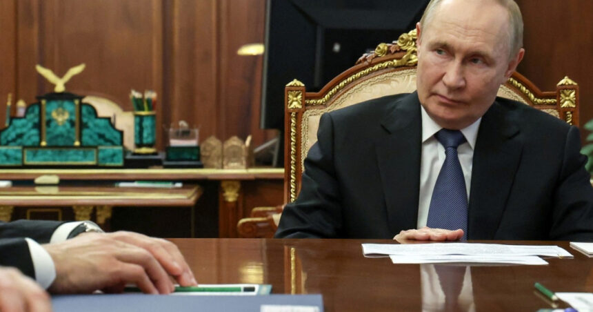 Rusia își revizuiește previziunile economice pentru 2025: Ce informații a primit Putin? 1 putin a fost informat ca rusia isi reduce prognoza economica pentru 2025 care sunt estimarile 68af2a586b638