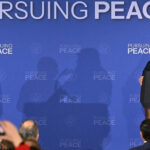 Ecouri din presa globală după summitul din Alaska: Putin sărbătorit ca învingător, în timp ce Trump se confruntă cu critici acerbe. 2 reactii in presa internationala dupa summitul din alaska in timp ce putin este considerat victorios trump este pus la zid 68a094bf88370