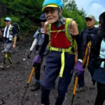 Un japonez de 102 ani stabilește un nou record: cel mai vârstnic alpinist pe vârful Muntelui Fuji! 2 record la 102 ani un japonez a devenit cel mai in varsta om care a ajuns pe varful muntelui fuji 68ad9d1950169