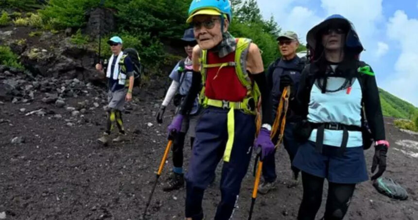 Un japonez de 102 ani stabilește un nou record: cel mai vârstnic alpinist pe vârful Muntelui Fuji! 1 record la 102 ani un japonez a devenit cel mai in varsta om care a ajuns pe varful muntelui fuji 68ad9d1950169