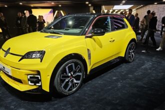 renault 5 a urcat neasteptat de repede in preferintele europenilor pe segmentul electric si a depasit tesla pe pietele majore 6894333bb1dad