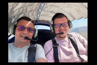 reprezentantii aeroportului tuzla isi iau ramas bun de la vlad zgardau unul dintre primii elevi pasionati de zbor 6898a3cab4d5a