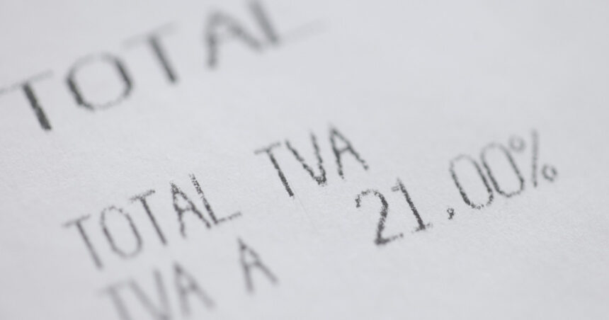 Românii s-au confruntat cu creșterea TVA-ului la 21% începând din iulie, nu din august, pentru diverse servicii. Care sunt explicațiile acestei situații? 1 romanii au primit facturi cu tva majorat la 21 din iulie in loc de august pentru mai multe servicii cum se explica situatia 68a8618c1246e