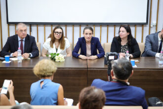 romanii din cernauti ii cer oanei toiu sa protejeze scolile cu predare in limba romana ce spune ministra de externe 689659ab83c79