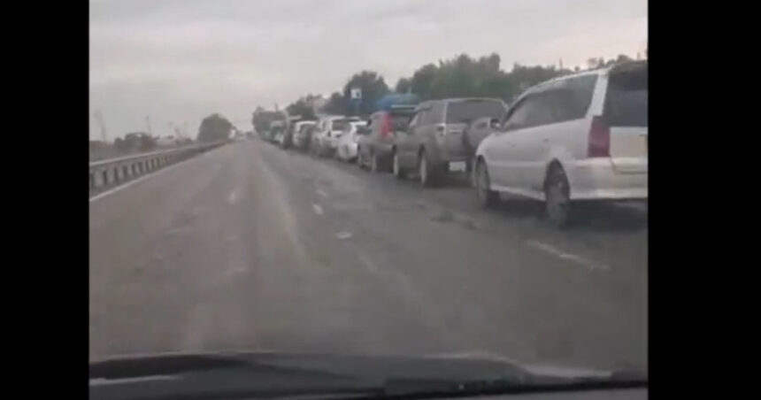 Rușii formează cozi interminabile pentru a achiziționa combustibil. Ce factori au dus la această criză? 1 rusii stau la cozi kilometrice pentru a putea cumpara benzina cum s a ajuns in aceasta situatie 68a7220aa641a