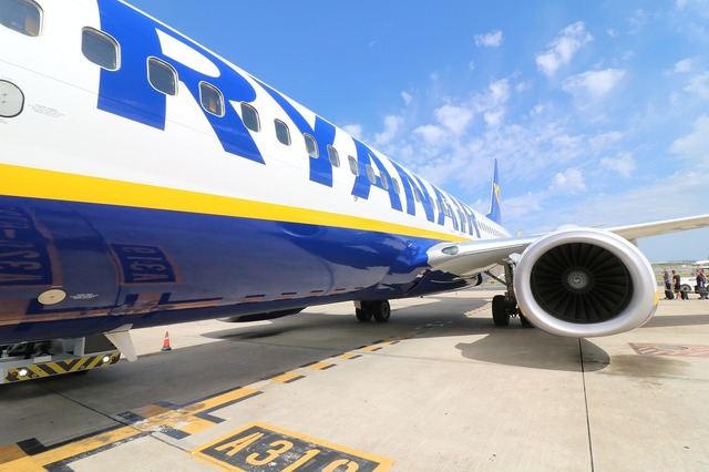 Ryanair își răsplătește echipa: salarii mai mari pentru cei care gestionează bagajele de mână supradimensionate. Un mesaj important pentru pasageri! 1 ryanair a decis da bani mai multi angajatilor care prind bagaje de mana prea mari mesaj catre calatori 68b16ff67dd4f
