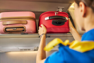 ryanair isi plateste angajatii care depisteaza bagajele de mana neconforme bonus de 25 euro pentru fiecare troler supradimensionat 68b01242844db