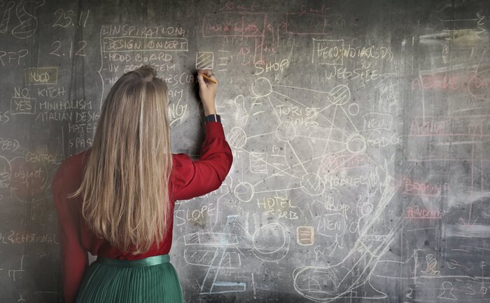 Salariile cadrelor didactice rămân constante, în timp ce remunerația pe oră suferă o reducere considerabilă: declarațiile ministrului Educației 1 salariile profesorilor titulari raman neschimbate iar plata cu ora scade semnificativ anuntul ministrul educatiei 68b03134ce09e