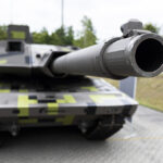 Liderul gigantului german în industrie militară preconizează o scădere a costurilor pentru tancuri și echipamente, chiar în timp ce Europa își întărește arsenalul. 2 seful celui mai mare producator german de arme spune ca preturile tancurilor si armamentului vor scadea in timp ce europa se inarmeaza 689c18c48a339