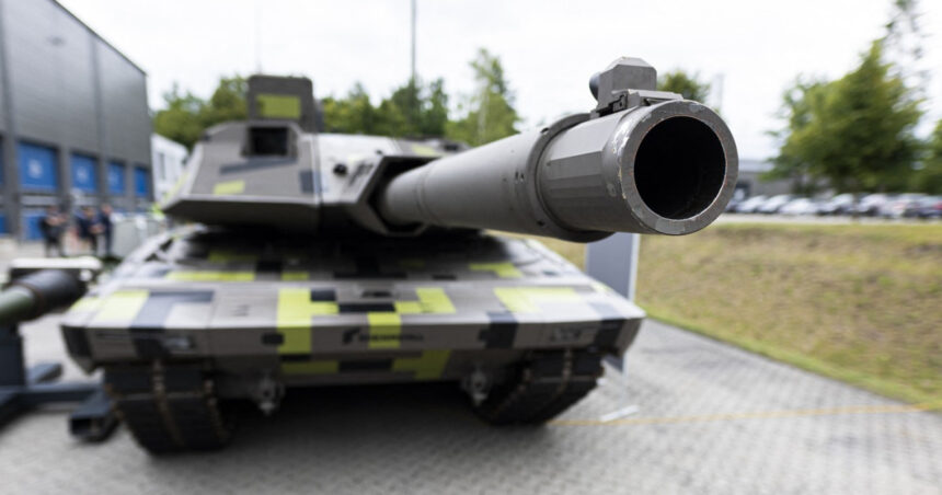 Liderul gigantului german în industrie militară preconizează o scădere a costurilor pentru tancuri și echipamente, chiar în timp ce Europa își întărește arsenalul. 1 seful celui mai mare producator german de arme spune ca preturile tancurilor si armamentului vor scadea in timp ce europa se inarmeaza 689c18c48a339