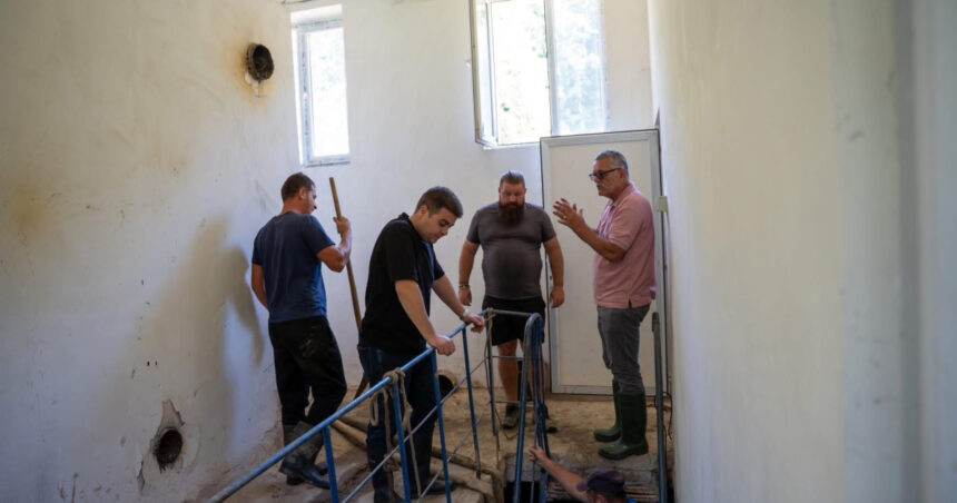 Președintele Consiliului Județean Suceava anunță redeschiderea sursei de apă în Ostra, localitate grav lovită de inundații. 1 seful consiliului judetean suceava anunta reluarea alimentarii cu apa in ostra comuna grav afectata de inundatii 689501764301c