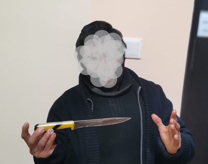 Într-un moment de furie, și-a atacat iubita, apoi s-a rănit singur, dar refuză să se confrunte cu justiția. 1 si a injunghiat iubita in gat intr un acces de furie apoi s a automutilat dar nu este de acord sa raspunda in fata legii 68953790570b5