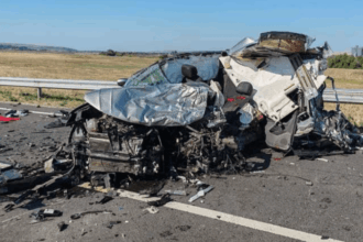 socant un barbat a murit strivit dupa ce masina pe care o conducea a intrat sub un tir 688f49d15292b