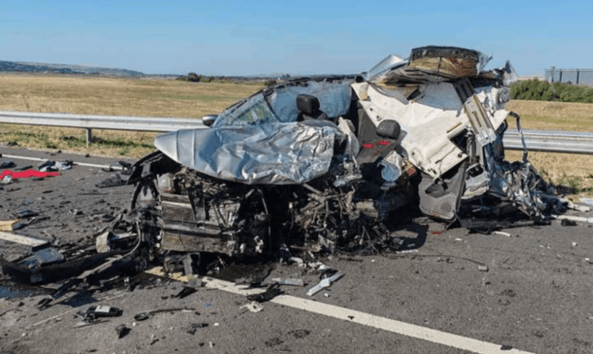 Tragedie pe șosea: Un conducător auto și-a pierdut viața după ce vehiculul său a fost zdrobit de un TIR 1 socant un barbat a murit strivit dupa ce masina pe care o conducea a intrat sub un tir 688f49d15292b