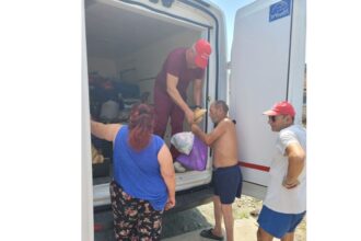 solidaritate in postul maicii domnului alimente pentru familiile nevoiase oferite de voluntarii asociatiei suflete deschise 688f8d3fd0218