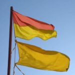 Steaguri galbene fluturând pe toate țărmurile din Eforie 2 steag galben arborat pe toate plajele din eforie 689dbfea71ecb