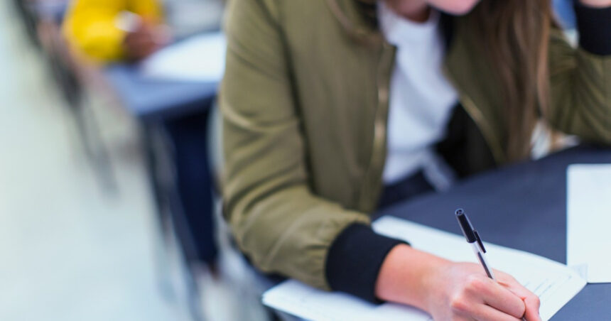 O tânără româncă în Olanda: „În România, educația prețuiește excesiv notele, nejustificate, și neglijează creativitatea și exprimarea liberă” 1 studenta romanca in olanda in romania scoala glorifica notele mari nemeritate ignora initiativa si respinge exprimarea libera 68af11e527cd0