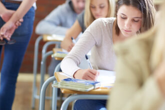 subiecte bac sesiunea de toamna 2025 elevii sustin astazi proba la alegere a profilului si specializarii 689c567a6de0b