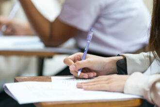 subiecte bac sesiunea de toamna 2025 elevii sustin astazi proba scrisa la limba si literatura romana 689982de86607