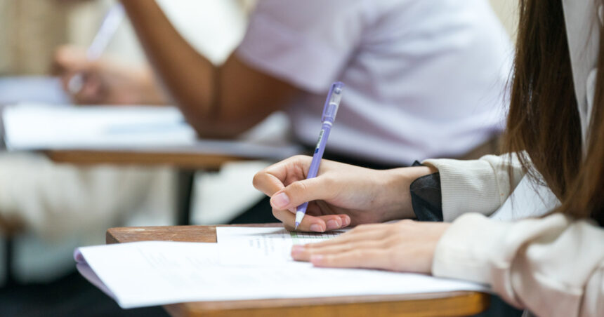 Provocarea BAC-ului de toamnă 2025: Astăzi, elevii își testează cunoștințele la limba și literatura română! 1 subiecte bac sesiunea de toamna 2025 elevii sustin astazi proba scrisa la limba si literatura romana 689982de86607
