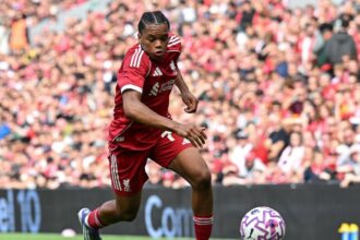 surpriza la liverpool arne slot a cheltuit peste 200 milioane e in mercato dar ar putea miza pe un atacant de 16 ani premier league exclusiv pe voyo 689d9170e6149