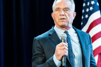 sute de angajati ai agentiilor sanitare ii cer lui kennedy jr ministrul sanatatii sa nu mai dezinformeze in legatura cu vaccinurile 68a61a33dc721