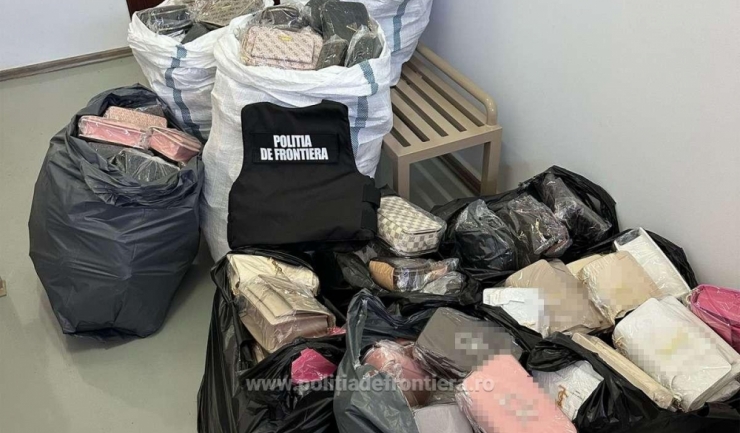 Captura impresionantă: Poliția de frontieră din Mangalia distruge un lot uriaș de genți false! 1 sute de genti contrafacute confiscate de politistii de frontiera la mangalia 689dad91781f6