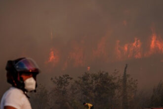 sute de persoane au fost evacuate in nord vestul turciei din cauza incendiilor de vegetatie si peste 700 de pompieri lupta cu flacarile 689a23f1de89c