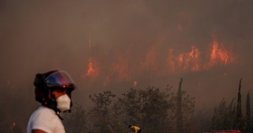 Mii de oameni au fost salvați din nord-vestul Turciei, în timp ce peste 700 de pompieri se confruntă cu incendiile devastatoare de vegetație. 1 sute de persoane au fost evacuate in nord vestul turciei din cauza incendiilor de vegetatie si peste 700 de pompieri lupta cu flacarile 689a23f1de89c