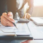 Reduceri de personal, impozite crescute, salarii stagnante și condiții stricte pentru obținerea permisului: măsurile fiscale și bugetare recent anunțate 3 taieri de posturi taxe mai mari salarii plafonate si permisul recuperat doar dupa plata datoriilor noul pachet de masuri fiscal bugetare 6896775a724df