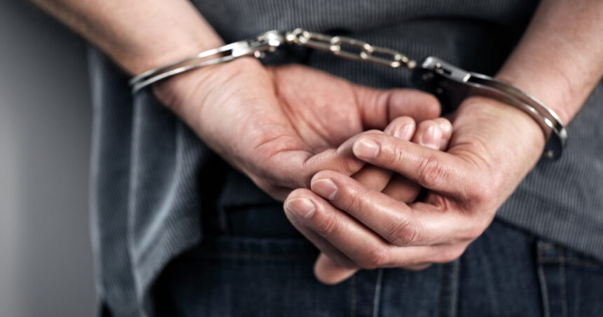 Tânărul agresor care a atacat un livrator asiatic și a rostit insulte rasiste a fost reținut timp de 30 de zile 1 tanarul care a lovit cu pumnul un livrator asiatic de mancare si i a spus du te inapoi in tara ta a fost arestat pentru 30 de zile 68af4339d511f