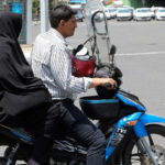 Un pas îndrăzneț: țara în care motocicletele sunt rezervate bărbaților pregătește o reformă revoluționară pentru femei 2 tara care permite doar barbatilor sa conduca motociclete pregateste o lege istorica pentru femei 68b03619a3211