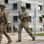 Destinația din UE unde oamenii fac coadă pentru a se alătura armatei, în ciuda absenței serviciului militar obligatoriu. Ce salarii se oferă după pregătire? 3 tara din ue in care cetatenii se inghesuie sa se inscrie in armata desi serviciul militar nu e obligatoriu cat castiga dupa instruire 68b18e162088f