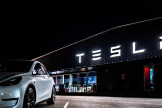 tesla considerata partial vinovata pentru un accident fatal masina folosise pilotul automat ce daune va plati firma lui musk 688e11bff2f6c