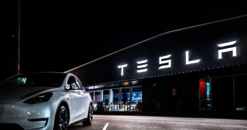 Tesla, găsită parțial responsabilă pentru un accident tragic. Autovehiculul activa sistemul de conducere autonom. Ce compensații va achita compania lui Musk? 1 tesla considerata partial vinovata pentru un accident fatal masina folosise pilotul automat ce daune va plati firma lui musk 688e11bff2f6c