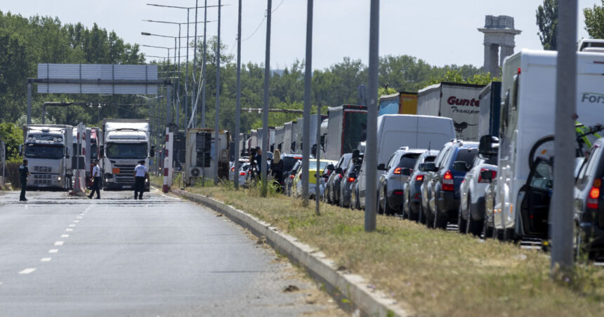 Agitație pe Podul Prieteniei de la Giurgiu: Rute ocolitoare pentru șoferii români direcți spre Bulgaria! 1 trafic intens pe podul prieteniei de la giurgiu ce rute alternative au soferii romani care merg in bulgaria pentru a evita aglomeratia 6890804e41965