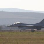 Trei avioane F-16 aterizează la baza aeriană Mihail Kogălniceanu 2 trei avioane f 16 ajung la baza de la mihail kogalniceanu 68b081502d369