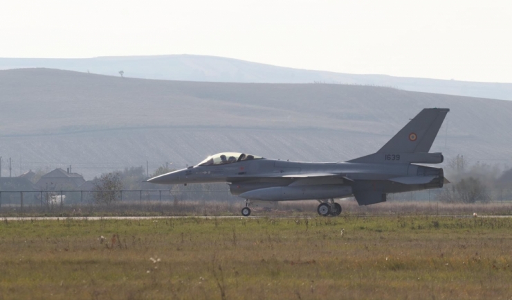 Trei avioane F-16 aterizează la baza aeriană Mihail Kogălniceanu 1 trei avioane f 16 ajung la baza de la mihail kogalniceanu 68b081502d369