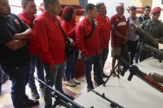 trei distrugatoare americane se deplaseaza in largul coastelor venezuelei maduro mobilizeaza o militie de 45 milioane de persoane 68ab27cd3a461