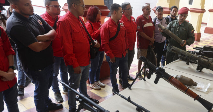 Trei vase de război americane navighează în apropierea coastelor Venezuelei, în timp ce Maduro își activează o „miliție” de 4,5 milioane de oameni. 1 trei distrugatoare americane se deplaseaza in largul coastelor venezuelei maduro mobilizeaza o militie de 45 milioane de persoane 68ab27cd3a461