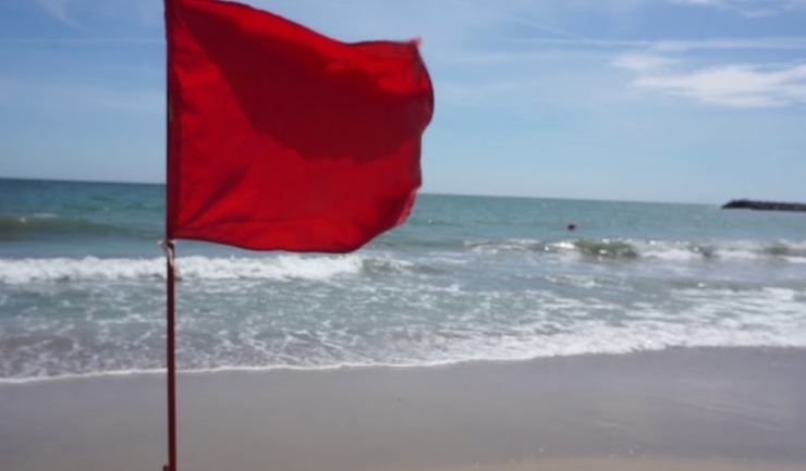 Trei vieți salvate de la adâncuri în Eforie, în timp ce steagul roșu flutură pe litoralul sudic. 1 trei persoane salvate de la inec in eforie in sudul litoralului este arborat steagul rosu 688fb28ba2391