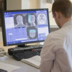 Un bărbat de 43 de ani învinge o tumoră cerebrală grație unui tratament inovator și este declarat complet vindecat! 3 tumora cerebrala inlaturata complet dupa administrarea unui medicament revolutionar barbatul de 43 de ani a fost declarat sanatos 688f3e2deeac9